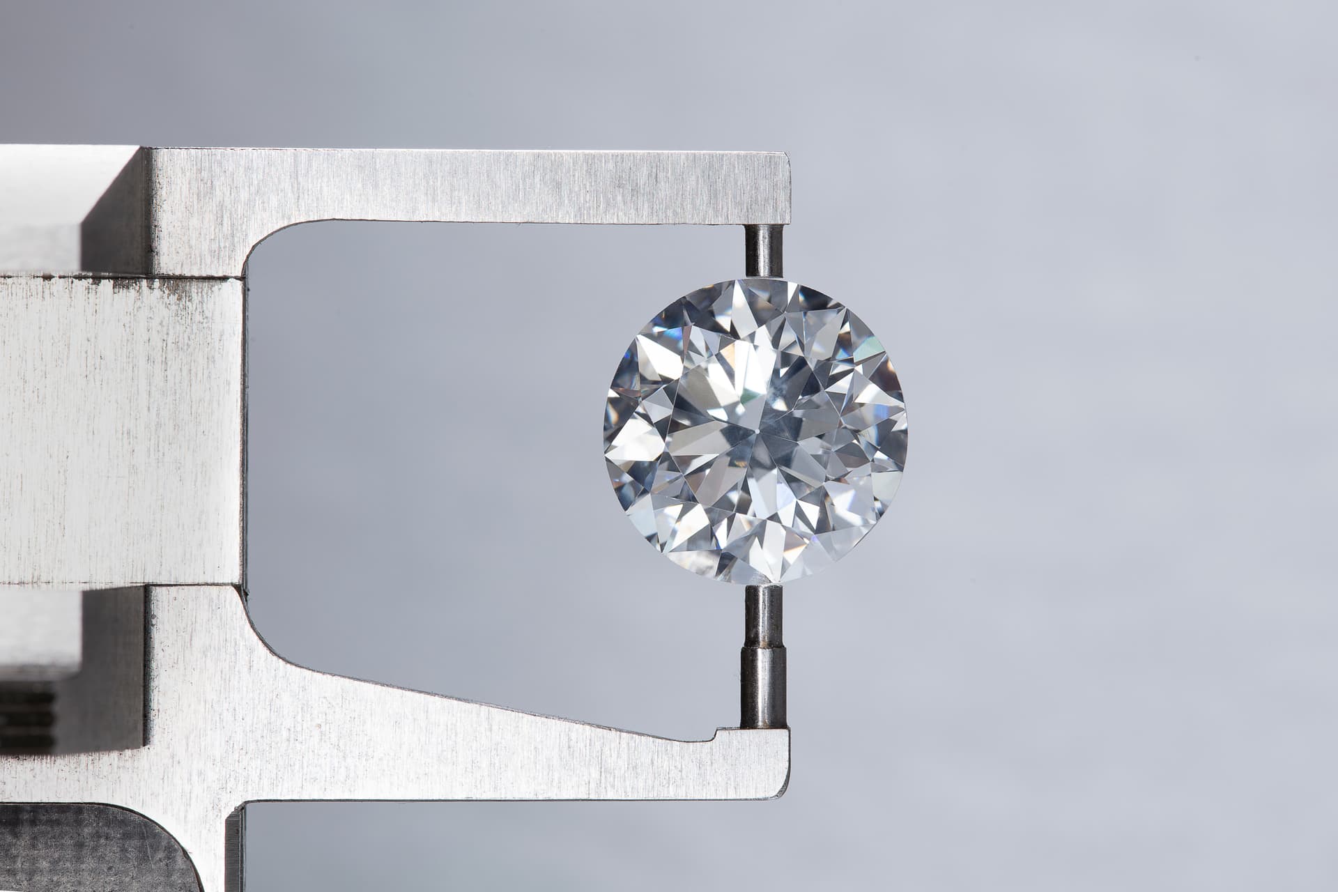 Certificats Diamants : Comparatif GIA, HRD, LFG et IGI sur le Marché Secondaire