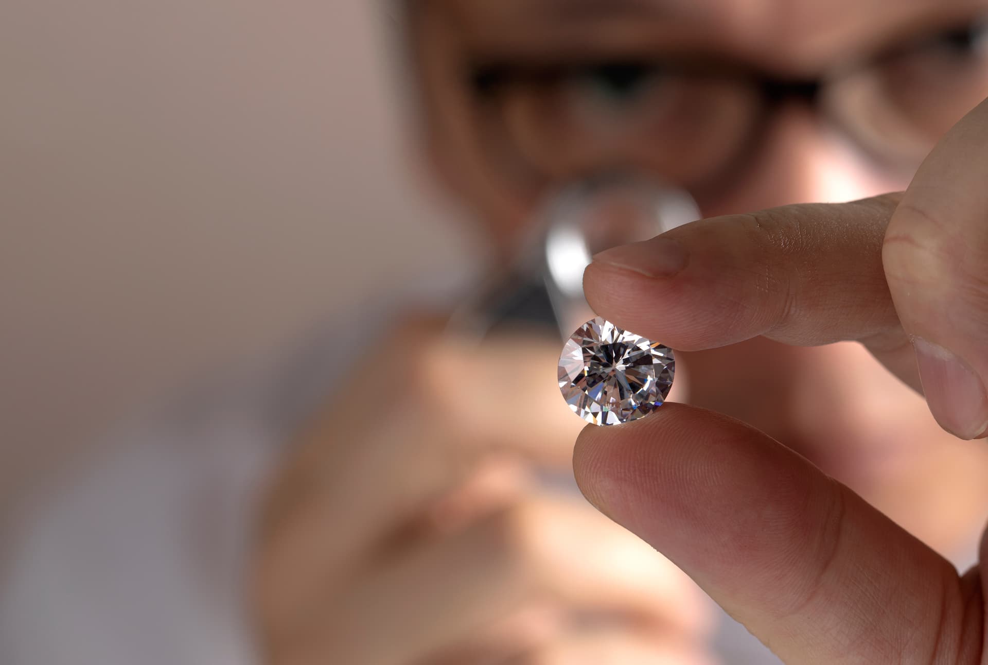 Expertise gemmologique de haute précision à Lyon